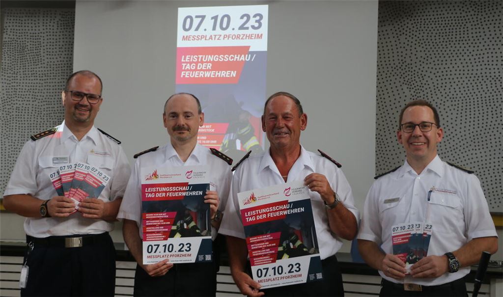 Setzen sich gemeinsam für die Feuerwehren in Pforzheim und dem Enzkreis ein: Kreisbrandmeister Carsten Sorg (v.li.), Markus Haberstroh (Vorsitzender des Feuerwehrverbands Enzkreis), Hubert Wollmer (stellvertretender Vorsitzender des Stadtfeuerwehrverbands Pforzheim) und der Pforzheimer Stadtkommandant Sebastian Fischer. Foto: Deeg