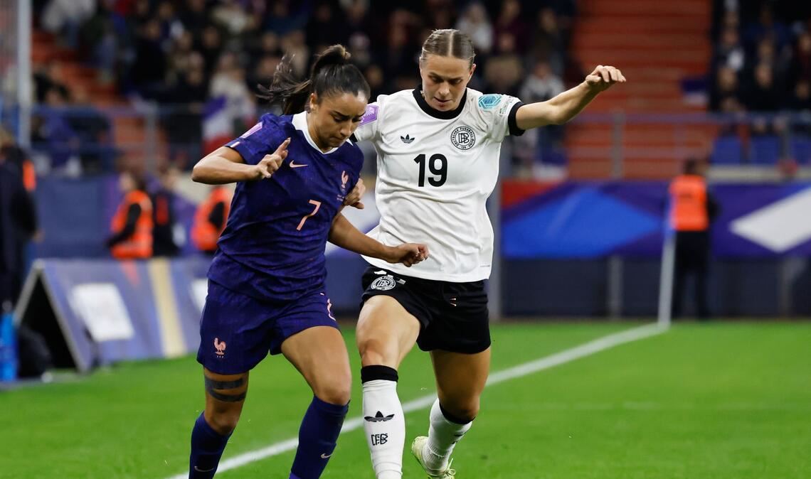 Setzte sich am Ende entscheidend durch: Linksaußen Klara Bühl (r.) trifft auch im Rückspiel