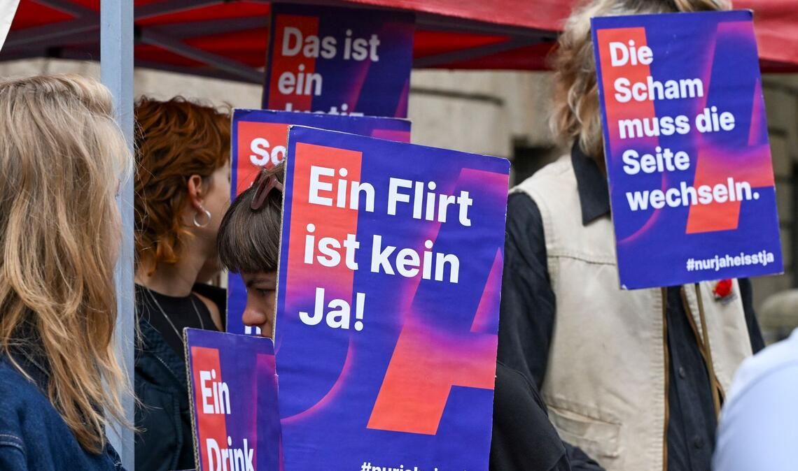 Sexuelle Handlungen sollten nach Vorstellungen von Bundesjustizministerin Hubig nur bei ausdrücklicher Zustimmung als einvernehmlich gelten - nach dem Prinzip "Nur Ja heißt Ja".