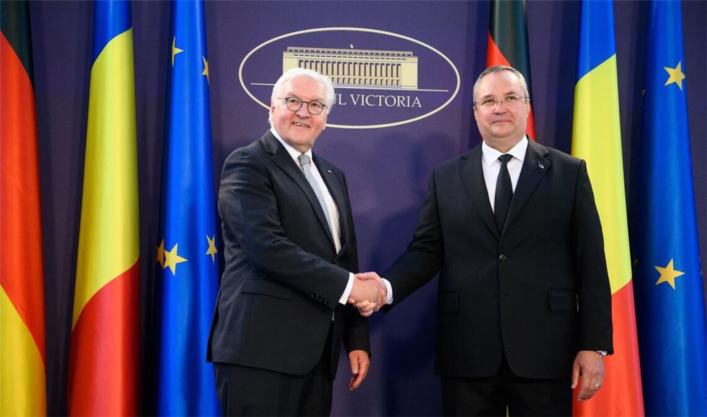 Shakehands zwischen Bundespräsident frank-Walter steinmeier (l.) und dem rumänischen Ministerpräsidenten Nicolae-Ionel Ciuca.