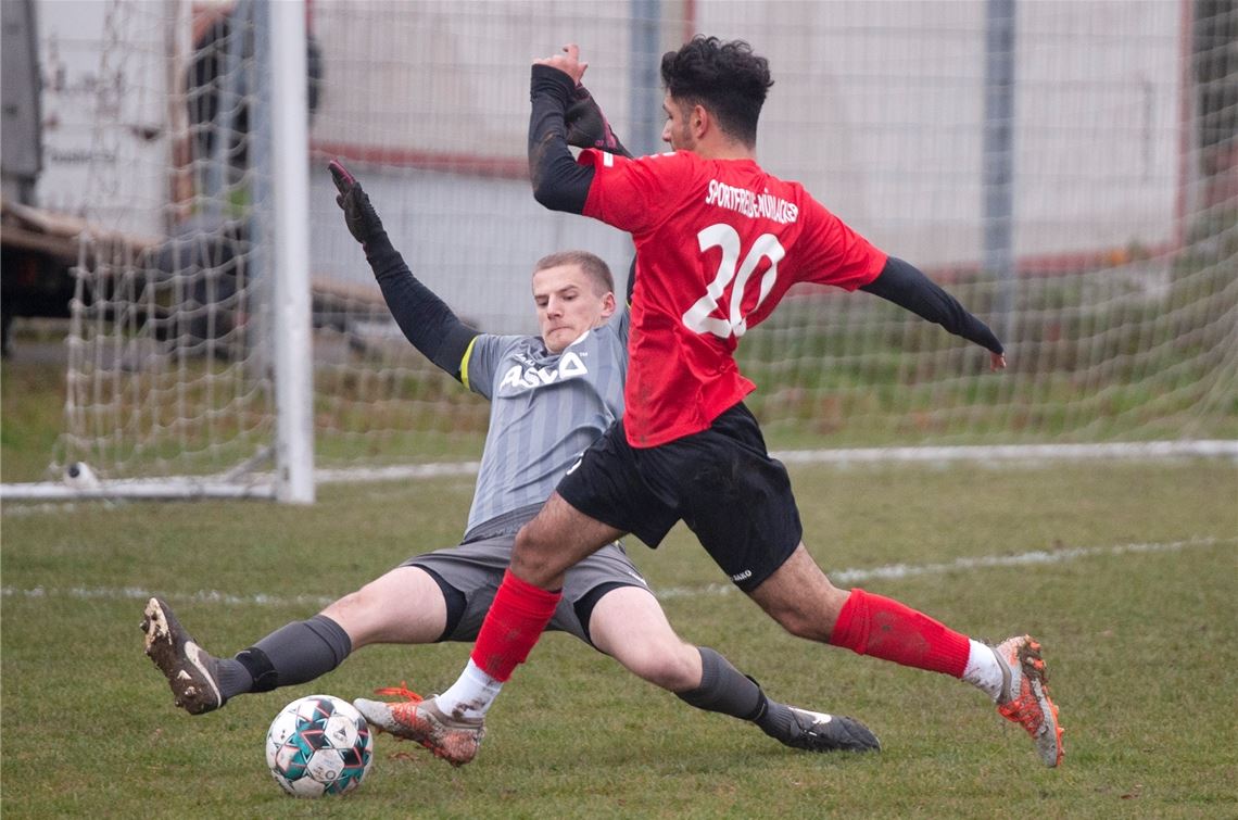 Shevan Murad von den Sportfreunden prüft Maximilian Hirsch. Foto: Fotomoment