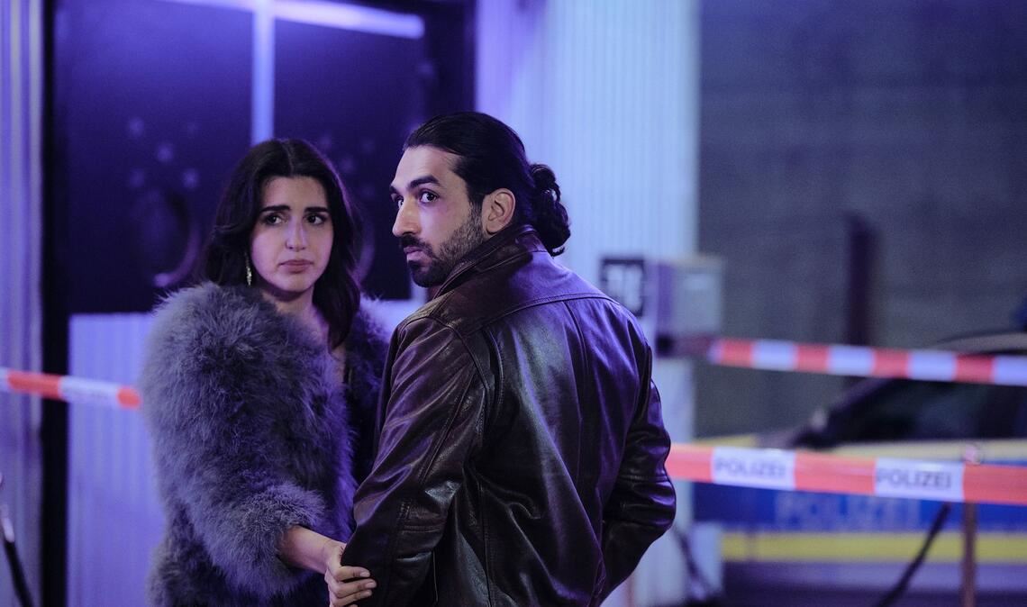 Shirin Mirsa (Awin Erfany) will ihren Verlobten Taremi schützen.