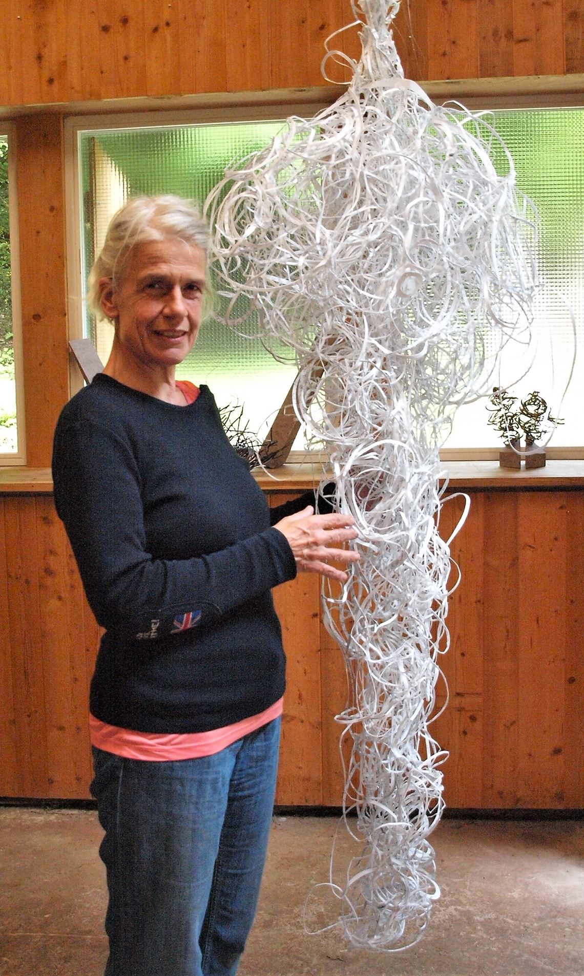 Sibylle Burrer gestaltet aus Papier „schwebende“ Kunstwerke.Filitz
