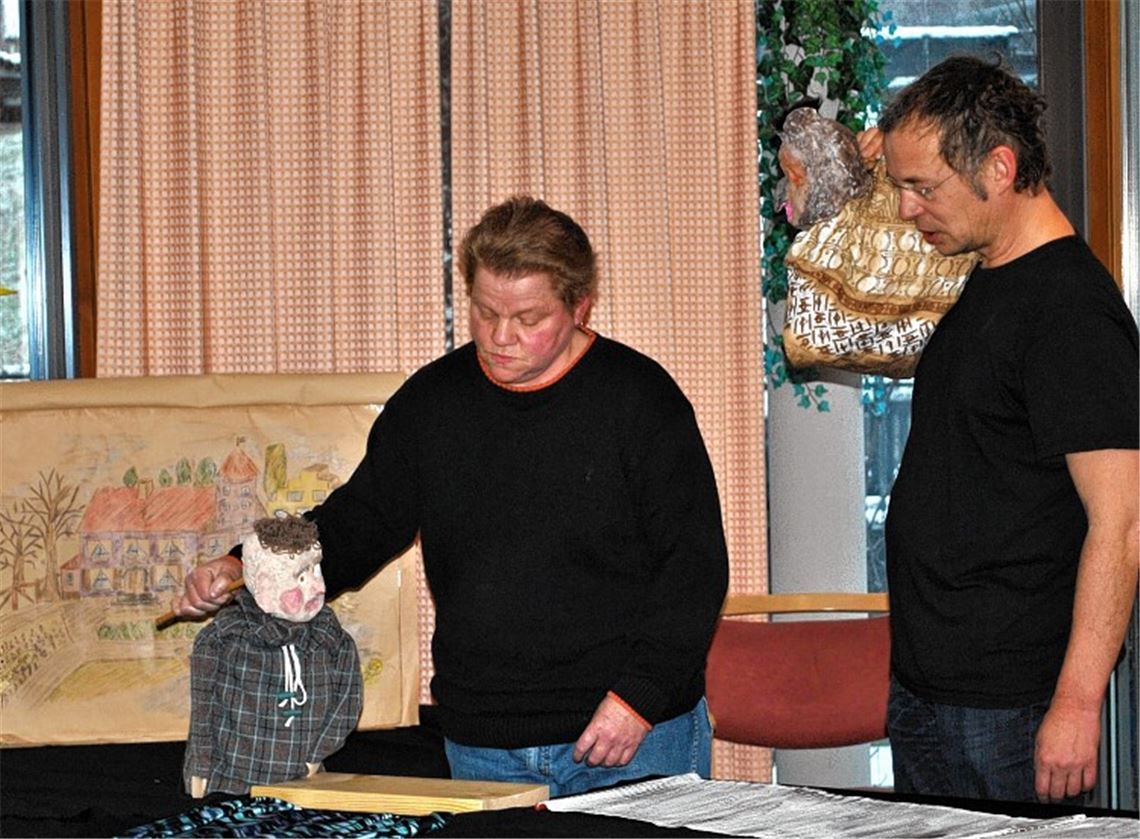 Sibylle Lutz und Hannes Spieth zeigen ein Figurenspiel für ältere Menschen. Foto: Stahlfeld