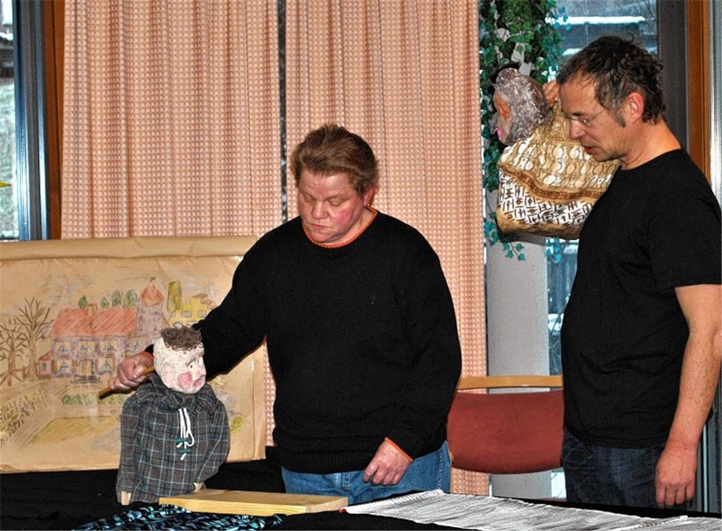 Sibylle Lutz und Hannes Spieth zeigen ein Figurenspiel für ältere Menschen. Foto: Stahlfeld