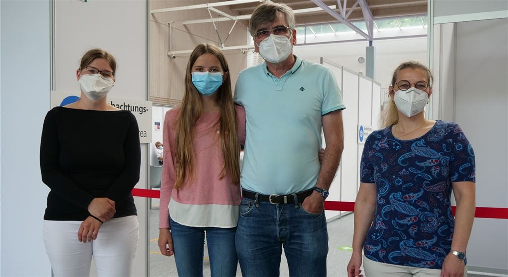 Sich impfen lassen? Das muss man der 13 Jahre alten Lavinia Heinz nicht zweimal sagen. In Begleitung von Vater Ralf fährt sie nach Mönsheim, wo sich Miriam Mayer (re.) und Christine Gorgs seit Monaten um den reibungsfreien Ablauf im Kreisimpfzentrum kümmern.Friedrich