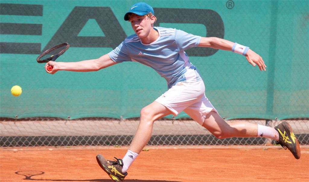 Sich lang machen für jeden Punkt beim Juniors Cup: In der Leistungsklasse konnte sich Gabriel Glöckner vom TC Enzberg durch das Turnier leicht verbessern. Fotos: Fotomoment