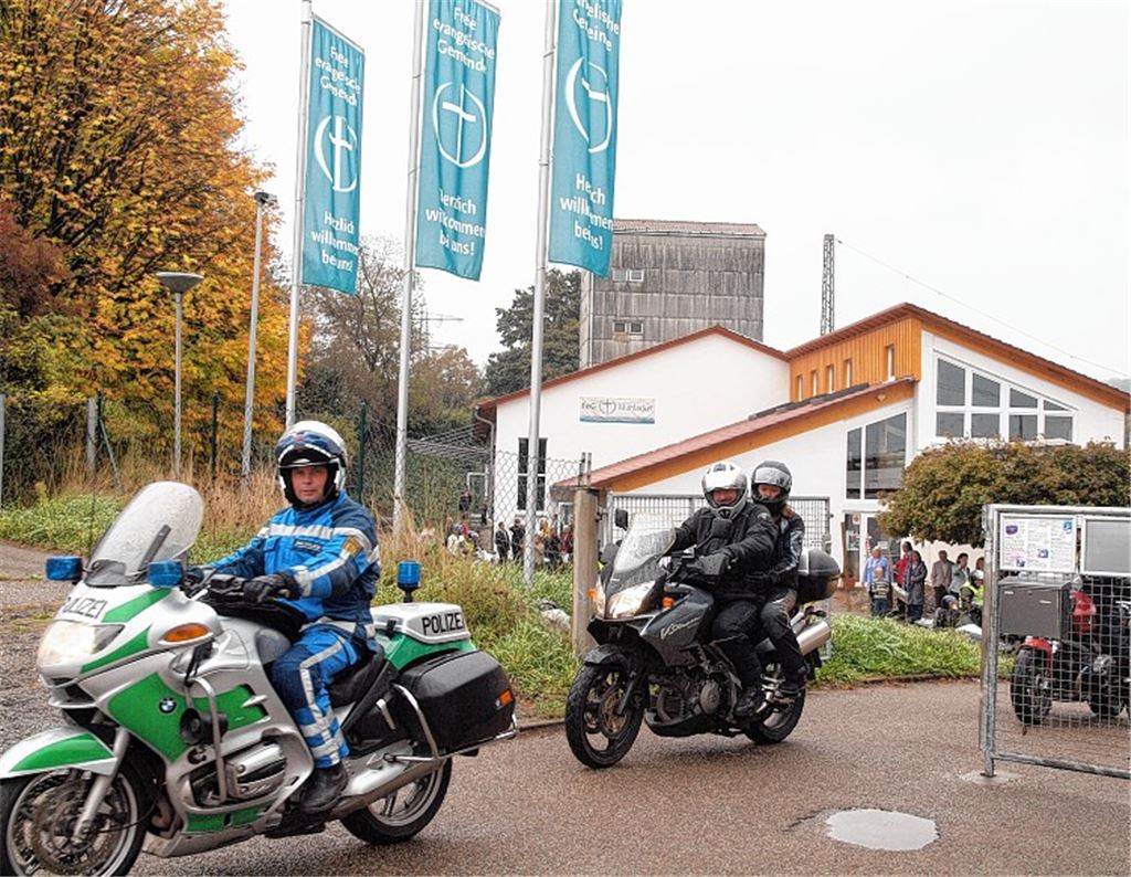 „Sicher im Sattel“: Start zur letzten Ausfahrt der Saison nach dem Motorradgottesdienst bei der Freien evangelischen Gemeinde.Foto: Appich