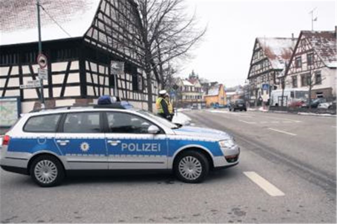 Sicherheit ist oberstes Gebot: einer der Polizeiposten gestern Mittag in Enzberg.
Foto: Sadler