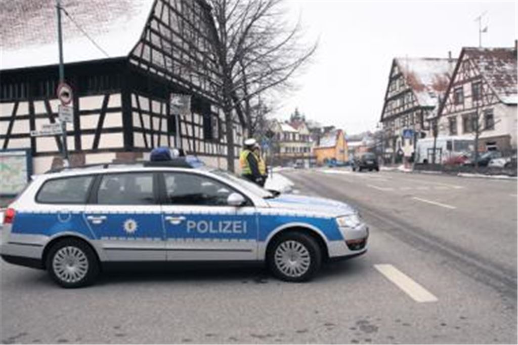 Sicherheit ist oberstes Gebot: einer der Polizeiposten gestern Mittag in Enzberg.
Foto: Sadler