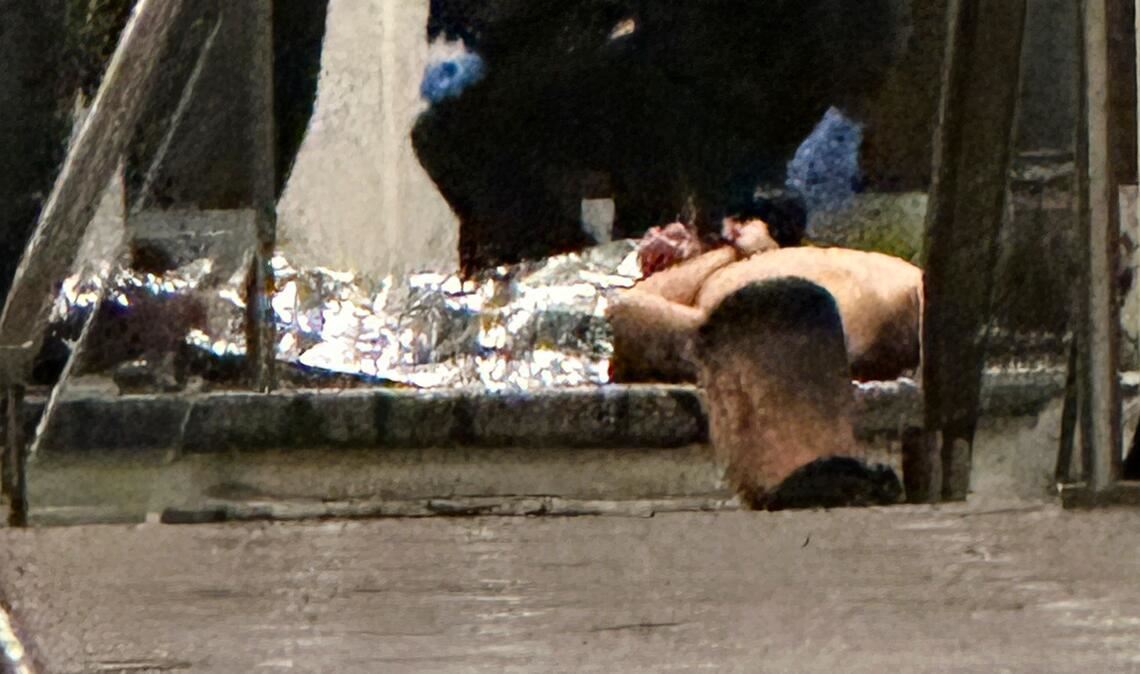 Sicherheitskräfte umringten eine am Boden liegende Person.