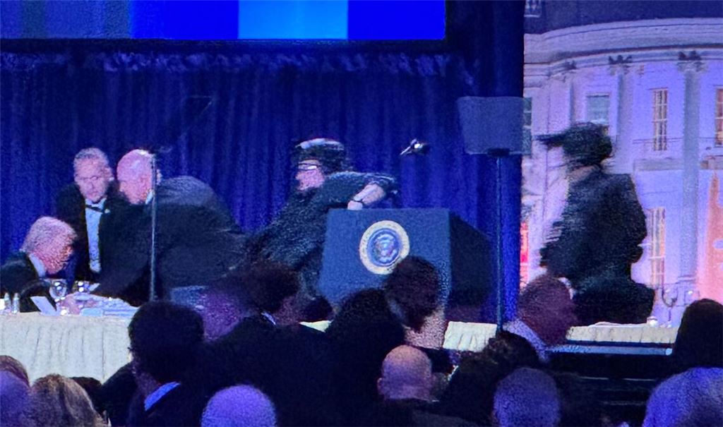 Sicherheitsleute bringen den US-Präsidenten aus dem Saal.