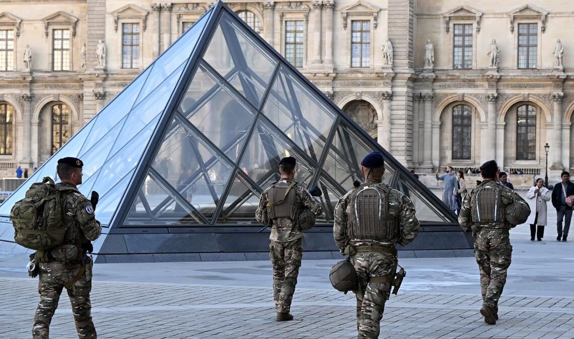 Sicherheitsvorkehrungen am Louvre