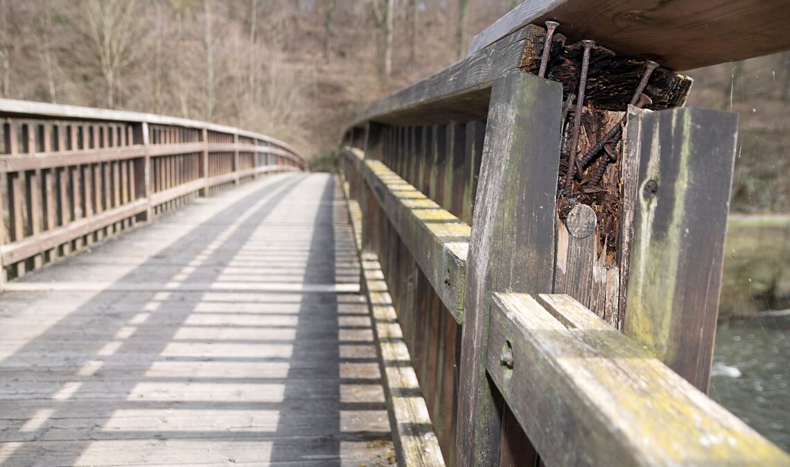 Sichtbare Schäden: Weil der „Schrammel-Steg“ im Gegensatz zu jenem am Radweg in Richtung Niefern keine Überdachung hat, hinterlassen Wind und Wetter Spuren. Foto: Fotomoment