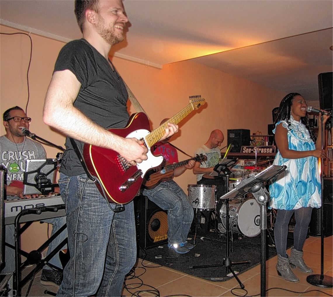 Sichtlich Spaß haben Miss Kavila und ihre Mitstreiter im geräumigen Partykeller der Familie Kesselbach. Dort präsentieren sie ein internationales Programm.