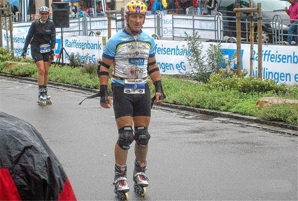 Sichtlich erschöpft und mit Schlamm bespritzt rollt Harald Gabert auf seinen Inlinern nach Aidlingen ein – doch noch liegt ein Elf-Kilometer-Lauf vor ihm. Fotos: privat
