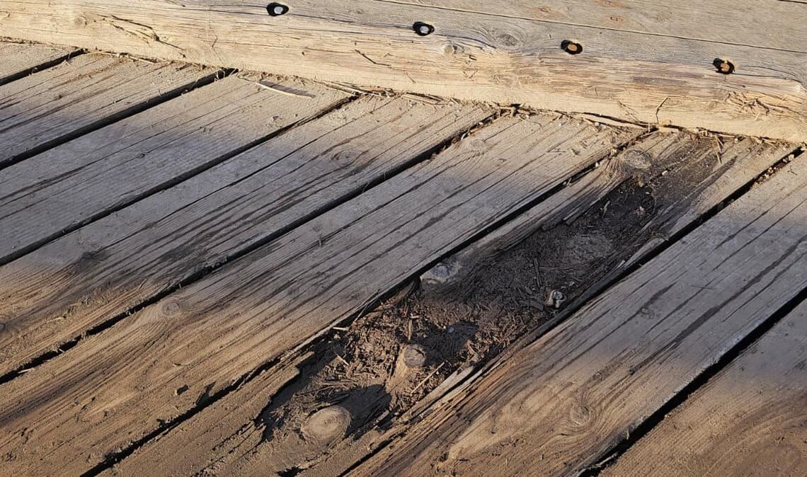 Sichtlich ramponiert sind einige der Bohlen auf der Enzbrücke Mühlhausen. Foto: privat