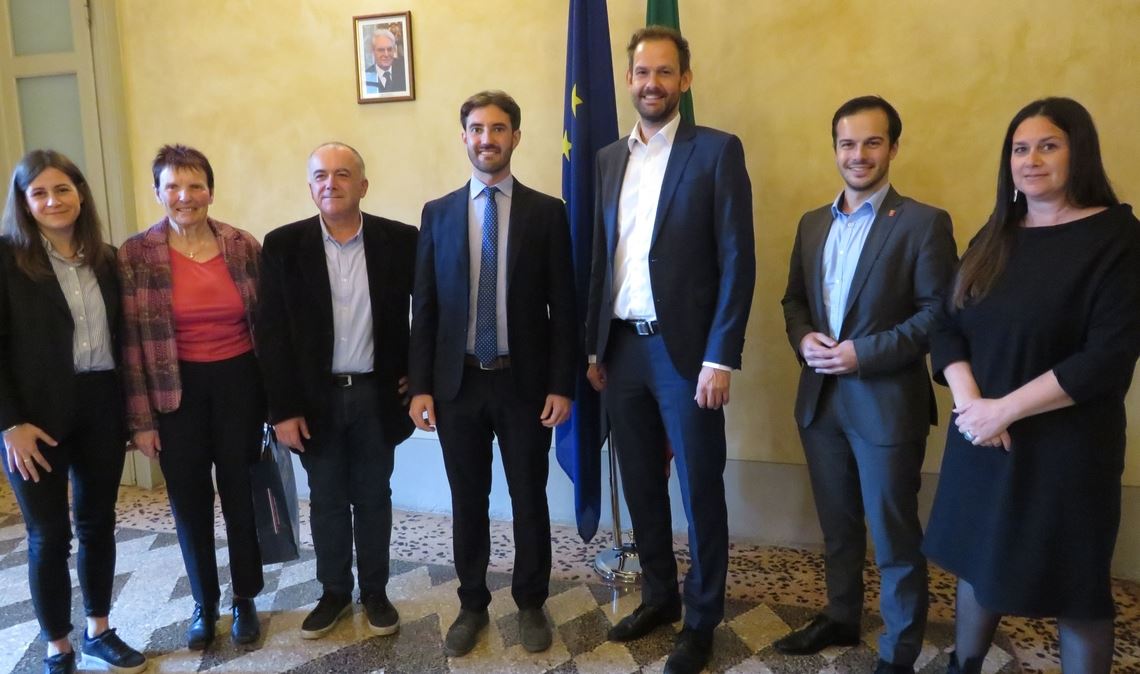 Sichtlich zufrieden sind nach dem Gespräch in der Provinzverwaltung von Reggio Emilia Landrat Bastian Rosenau (3.v.re.), sein italienischer Amtskollege Giorgio Zanni (4.v.re.), Eisingens Bürgermeister Sascha-Felipe Hottinger (2.v.re), Ute Lutz vom „Freundeskreis internationaler Beziehungen Eisingen“ (2.v.li.), der Bürgermeister von Eisingens Partnergemeinde San Polo d’Enza, Franco Palù, und dessen Stellvertreterin Elisa Cavatorti (re.). Links im Bild Dolmetscherin Chiara Primavori. Foto: enz/Sabine Burkard