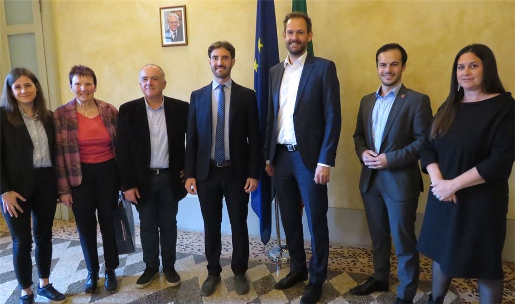 Sichtlich zufrieden sind nach dem Gespräch in der Provinzverwaltung von Reggio Emilia Landrat Bastian Rosenau (3.v.re.), sein italienischer Amtskollege Giorgio Zanni (4.v.re.), Eisingens Bürgermeister Sascha-Felipe Hottinger (2.v.re), Ute Lutz vom „Freundeskreis internationaler Beziehungen Eisingen“ (2.v.li.), der Bürgermeister von Eisingens Partnergemeinde San Polo d’Enza, Franco Palù, und dessen Stellvertreterin Elisa Cavatorti (re.). Links im Bild Dolmetscherin Chiara Primavori. Foto: enz/Sabine Burkard