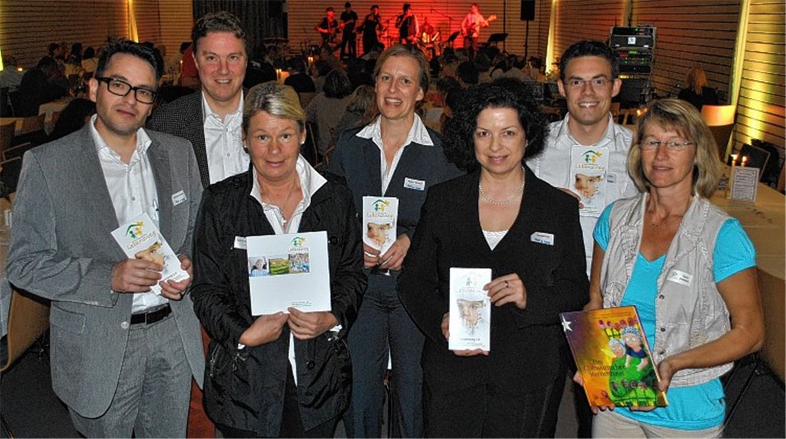 Sie alle ziehen an einem Strang, damit die Familienherberge Lebensweg Realität wird: Steuerberater Matthias Sander (v.l), Stefan Weber, Sabine Speidel-Schüle (beide Förderverein), Margit Schmidt (Fest- und Veranstaltungszentrum), Iris Mettke (Büro 22), Andreas Wein (Fest- und Veranstaltungszentrum) und Initiatorin Karin Eckstein. Im Hintergrund rockt Andy’s Rod für den guten Zweck.