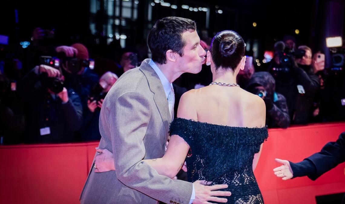 Sie begleitete ihren Verlobten Callum Turner zu seiner Filmpremiere.