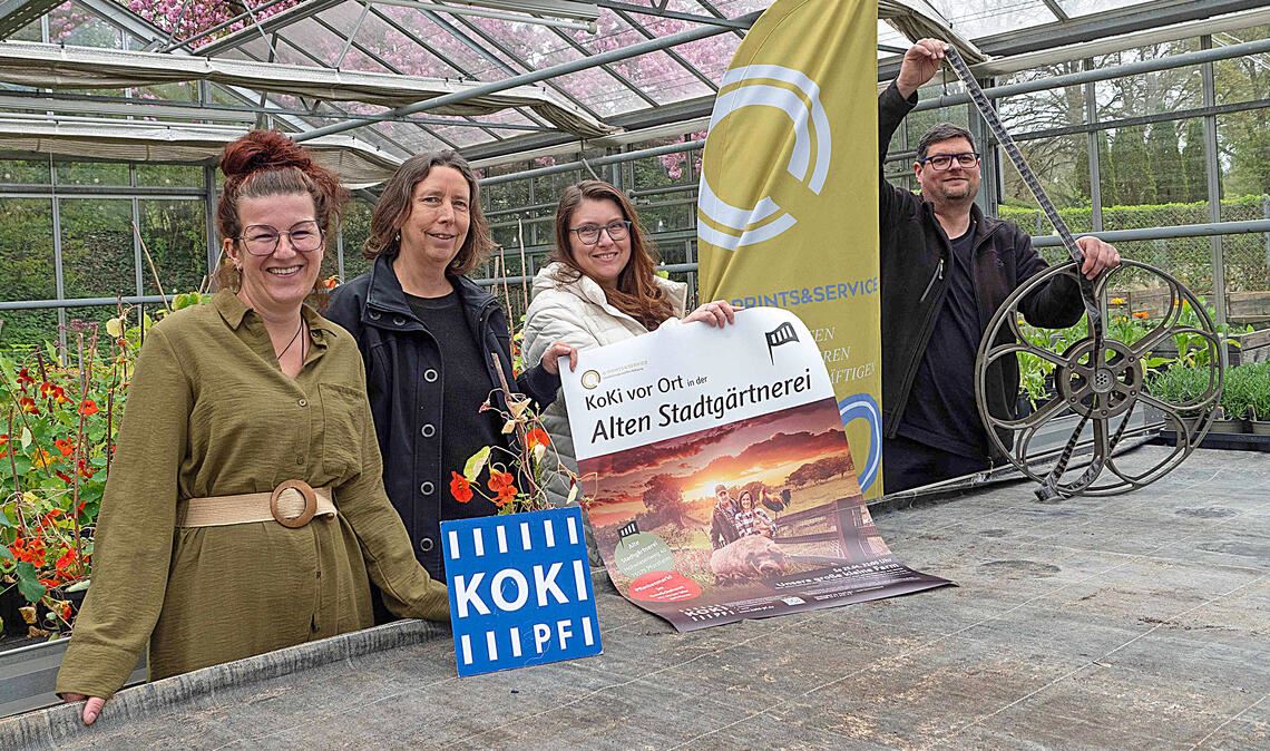 Sie bereiten „KoKi vor Ort“ in der „Sozialen Gärtnerei“ vor (v.li.): Astrid Heesch (Geschäftsführerin Q-Prints & Service), Christine Müh (Geschäftsführerin KoKi), Nina Kraus (Öffentlichkeitsarbeit Q-Prints & Service) und Timo Gerstel (Chef mobiles Kino). Foto: Volz