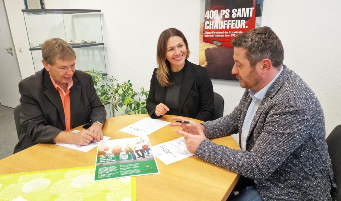 Sie bereiten den Umstieg vom JugendticketBW auf das Deutschlandticket für Jugendliche vor: der noch amtierende Geschäftsführer Axel Hofsäß, Pressesprecherin Selma Cantürk und der neue Geschäftsführer Daniel Peikert (v.li.). Foto: Friedrich