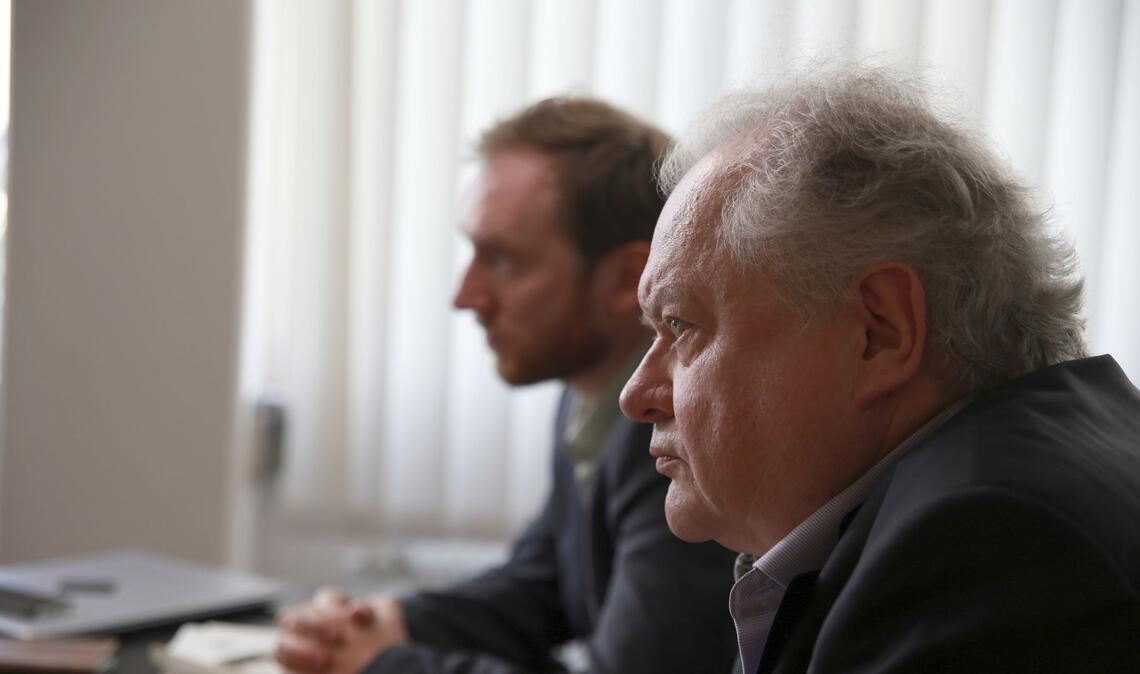 Sie brauchen dringend einen Fahndungserfolg: Staatsanwalt Froese (Wolf Danny Homann) und LKA Präsident (Heinz Rudolf Kunze, re.).