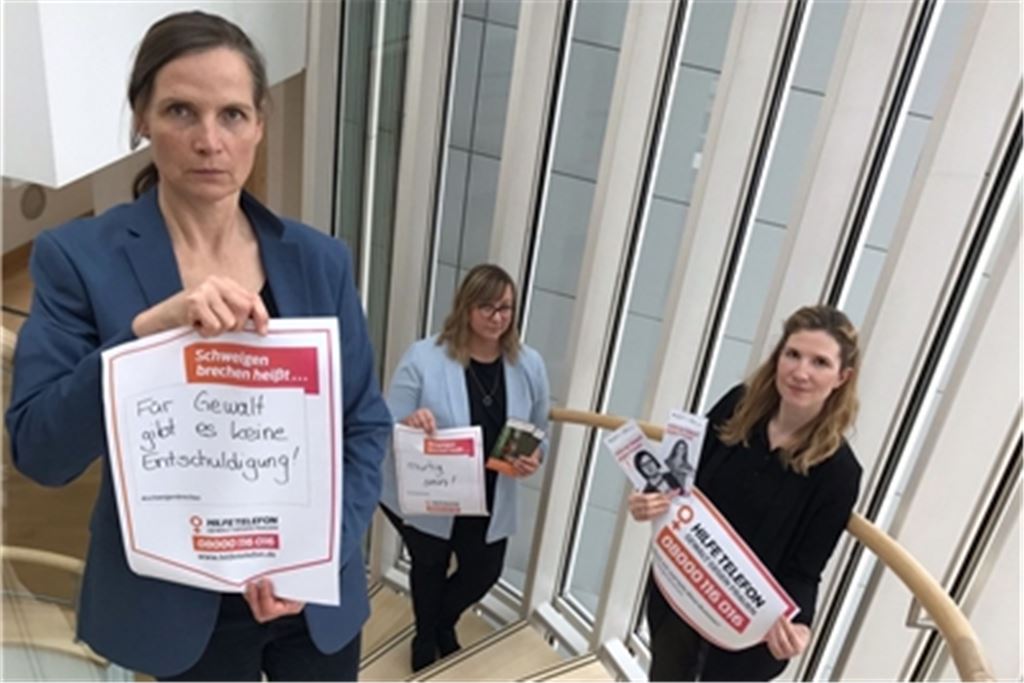 Sie brechen das Schweigen (v.li.): Isabel Hansen, Kinga Golomb und Anne Marie Rouvière-Petruzzi unterstützen die Aktion des bundesweiten Hilfetelefons „Gewalt gegen Frauen“.Gerth
