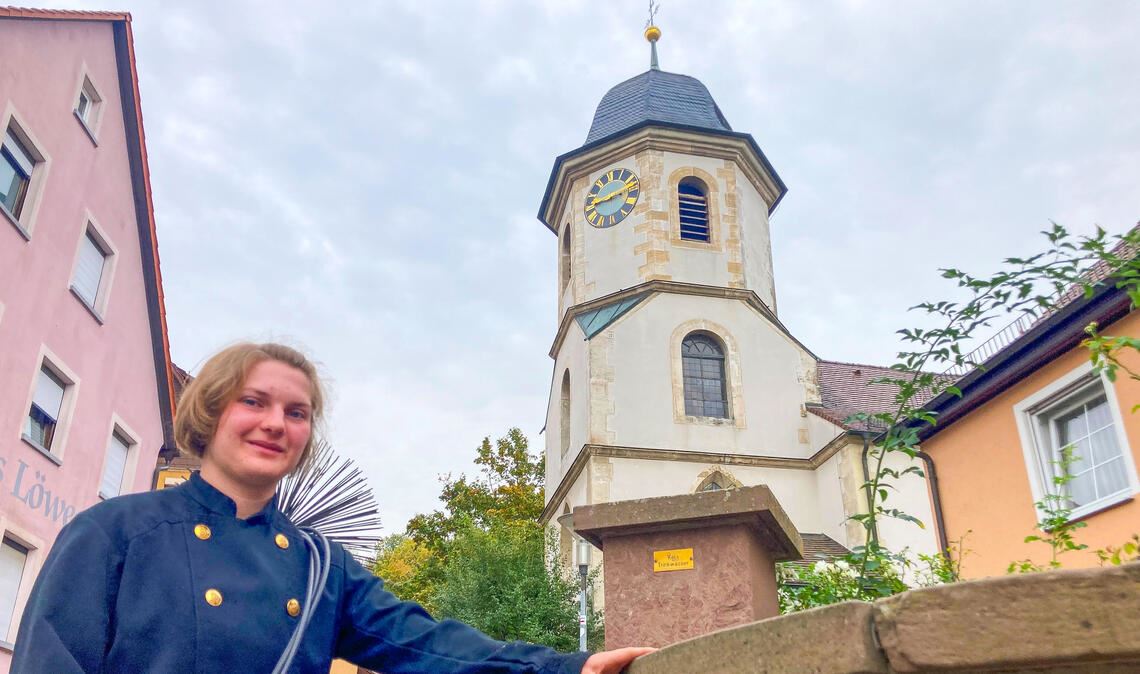 „Sie bringt uns weiter“: Mareike Fernsel, frisch gebackene Gesellin vor der Matthäuskirche im Ortskern von Sternenfels, hat keine Angst vor der völlig rußfreien Wärmpumpe.Foto: Wewoda
