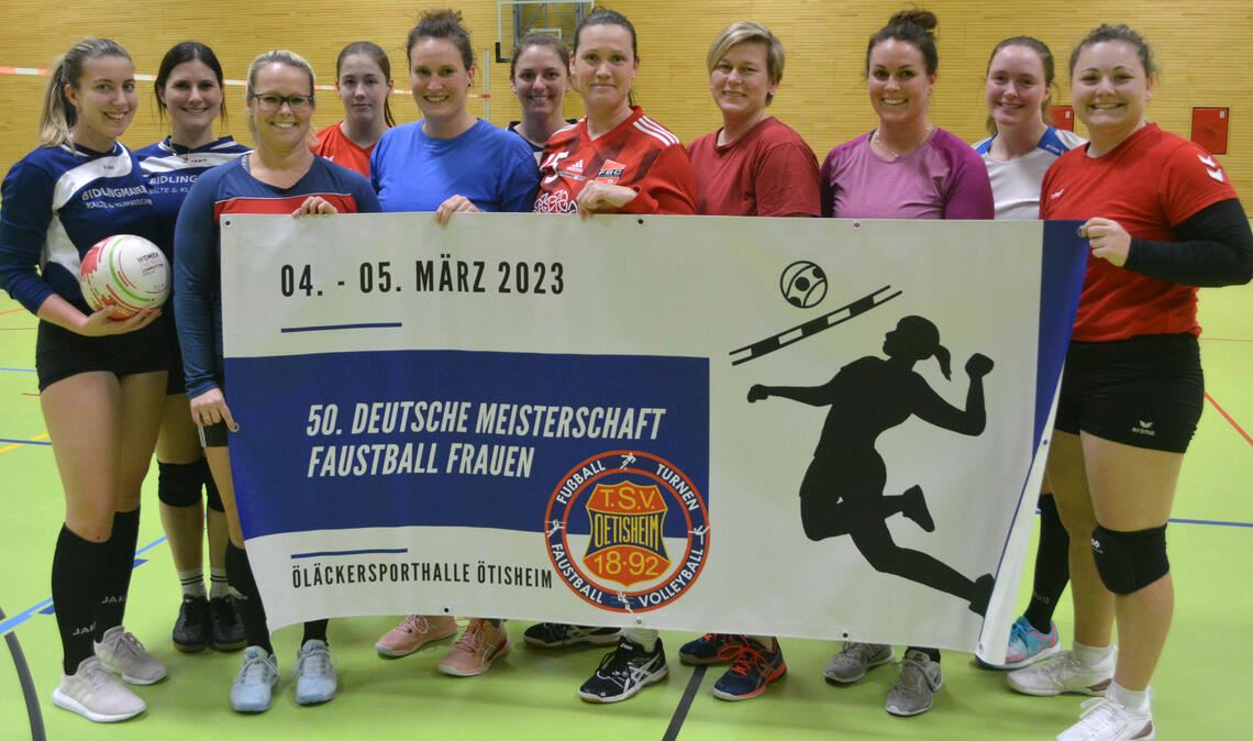 Sie freuen sich auf das erste „Mega-Event“ in der neuen Ötisheimer Sporthalle: Die TSV-Faustballerinnen laden zur deutschen Meisterschaft am 4. und 5. März ein. Fotos: Stahlfeld