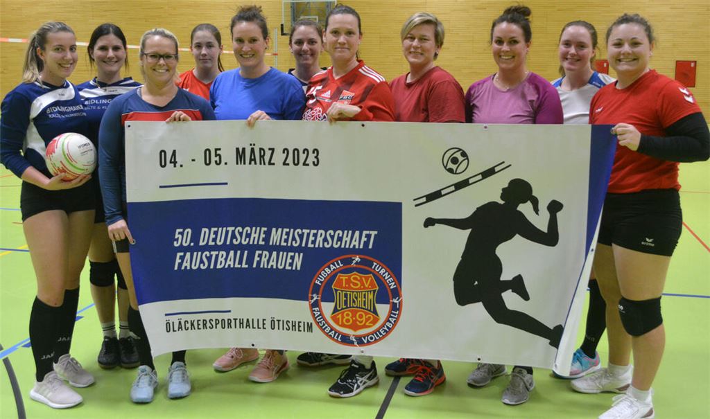 Sie freuen sich auf das erste „Mega-Event“ in der neuen Ötisheimer Sporthalle: Die TSV-Faustballerinnen laden zur deutschen Meisterschaft am 4. und 5. März ein. Fotos: Stahlfeld