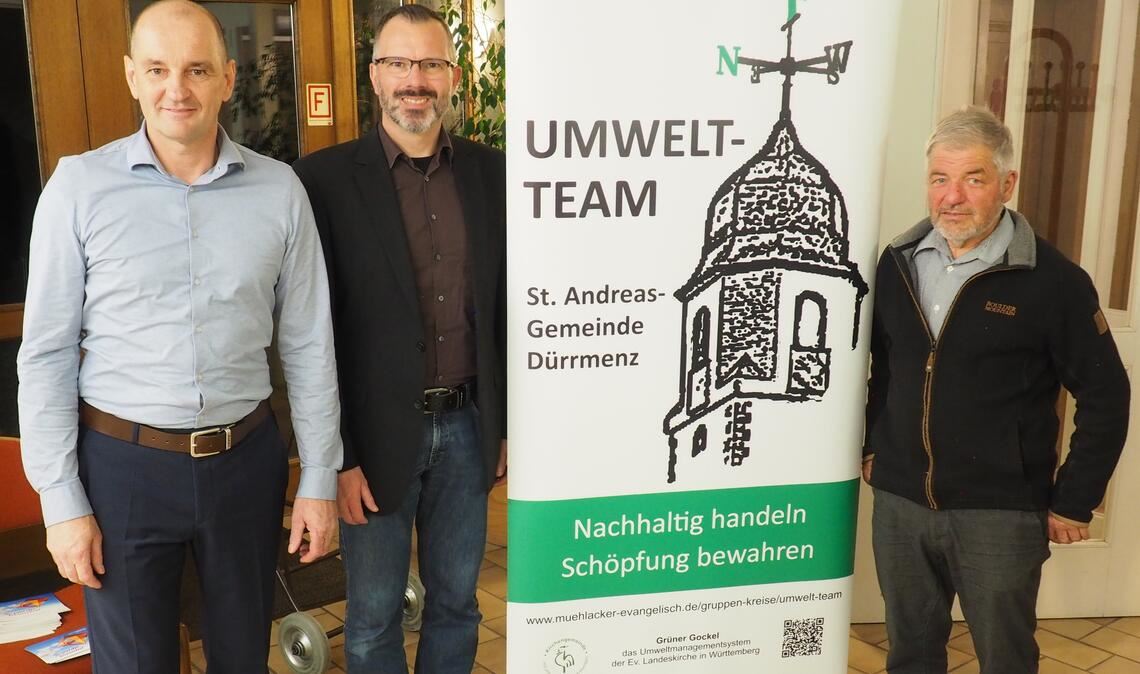 Sie freuen sich über den gelungenen Neustart der gemeinsamen Veranstaltungsreihe „Dürrmenzer Gespräche“ (v. li.): Roland Jans, Geschäftsführer der Stadtwerke Mühlacker, Pfarrer Marcus Kalkofen und Günter Straub, Umweltteam der St. Andreas-Gemeinde. Foto: Müller
