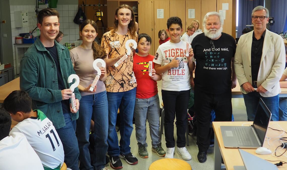 Mit Köpfchen und Motivation zum Erfolg Sie freuen sich über die Erfolge bei Regional- und Landeswettbewerben der Initiative „Jugend forscht“ (v. re.): Schulleiter Steffen Rupp, AG-Leiter Klaus Gerlinger, Laith Alsibaie, Milan Bauer, Jakob Lindner, Katharina Schulze und Jonathan Winter. Foto: Müller