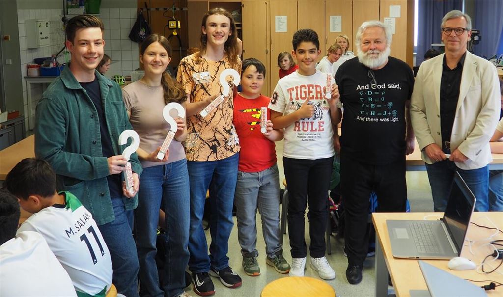 Sie freuen sich über die Erfolge bei Regional- und Landeswettbewerben der Initiative „Jugend forscht“ (v. re.): Schulleiter Steffen Rupp, AG-Leiter Klaus Gerlinger, Laith Alsibaie, Milan Bauer, Jakob Lindner, Katharina Schulze und Jonathan Winter.  Foto: Müller