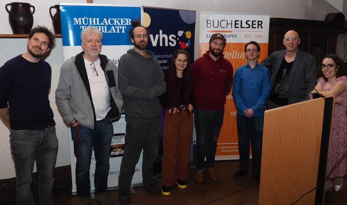 Sie freuen sich über einen gelungenen Slam in der Historischen Kelter (v. re.): Slam-Masterin Ramona Deeg, Moderator Achim Dürr, Hank M. Flemming, Marvin Suckut, Anna Lisa Azur, Code Kosmo, Stefan Unser und Daniel Wagner. Foto: Müller