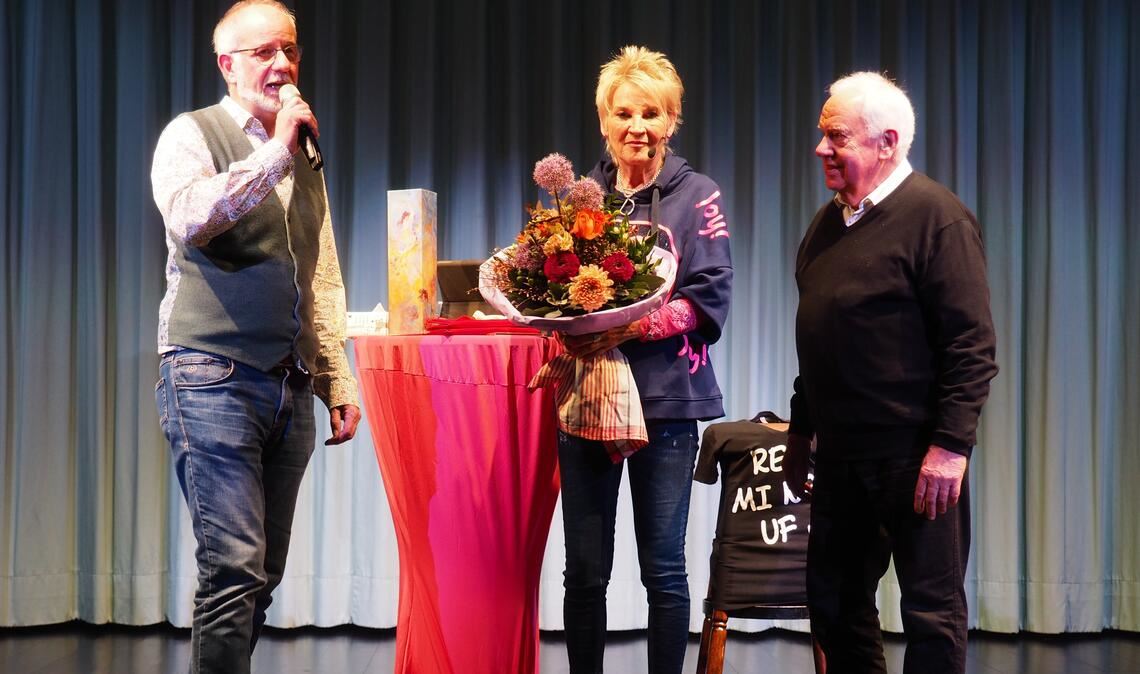 GHV feiert 20 Jahre mit erstklassiger Comedy Sie freuen sich zusammen mit der Comedian Doris Reichenauer über einen tollen Abend: GHV-Vorsitzender Kurt Haas (re.) und sein Stellvertreter Peter Krüger. Foto: Müller