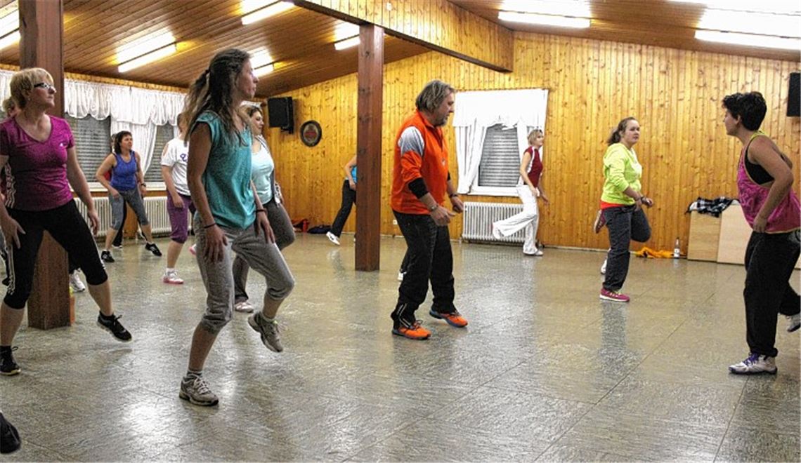 Sie haben den Sprung in den Zumba-Kurs des TV Schützingen geschafft. Das Winterangebot, das Chancen auf eine dauerhafte Fortsetzung hat, ist so beliebt, dass es eine Warteliste gibt. 