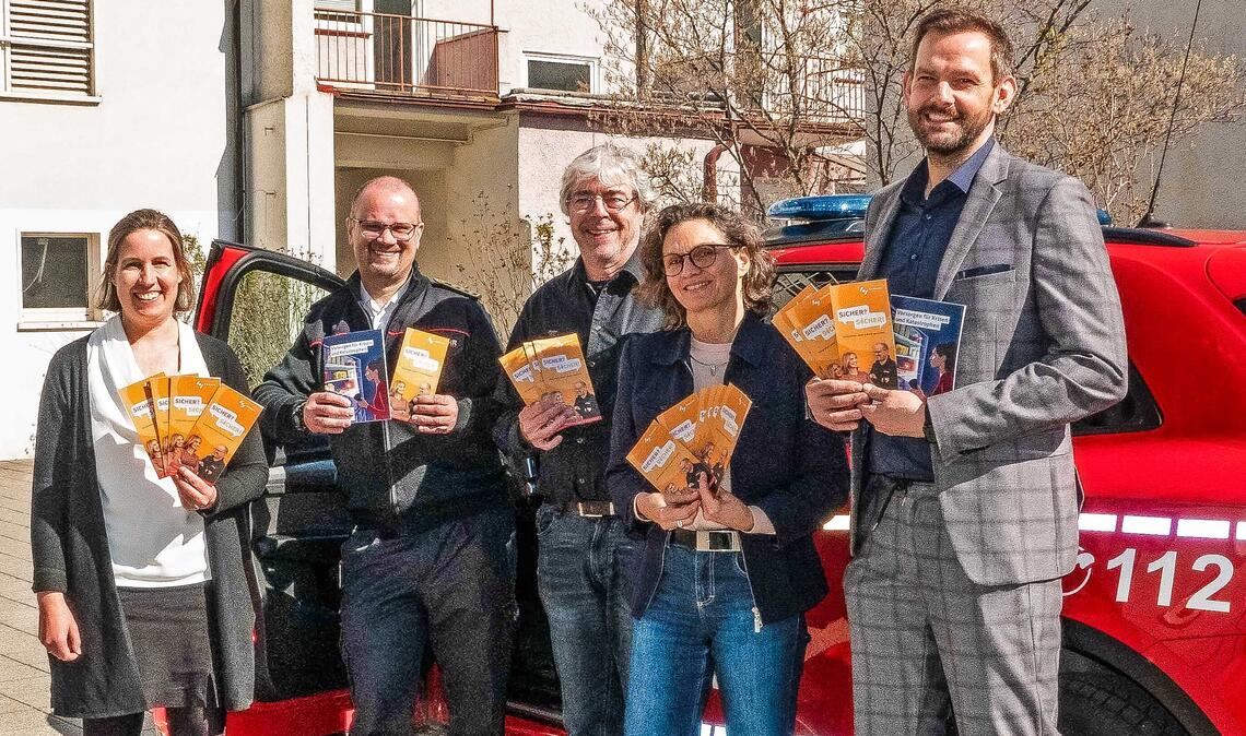 Sie haben die Kampagne „Sicher? – sicher!“ gestartet (v. li.): Landrat-Stellvertreterin Dr. Hilde Neithardt, Kreisbrandmeister Carsten Sorg, Jürgen Hörstmann und Stefanie Frey von der Pressestelle sowie Landrat Bastian Rosenau. Foto: Volz