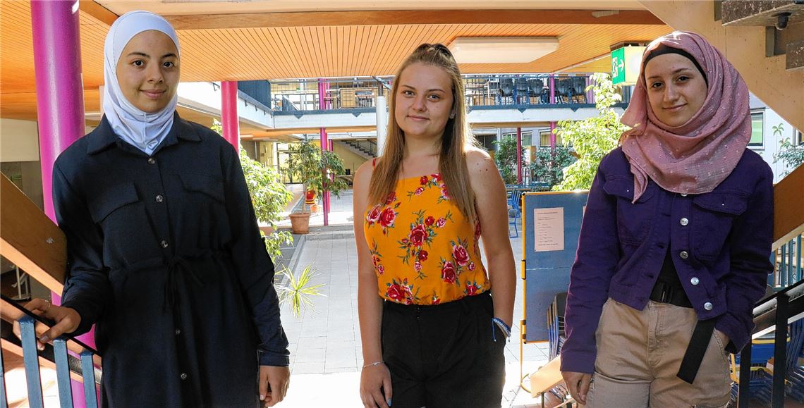 Sie haben es geschafft in Mühlacker, die Mittlere Reife ist bestanden (von rechts): Maysam Ez Eddin ist Klassenbeste (Notenschnitt 1,5), Brankica Bajic und Zahraa Alhousin haben gut bestanden.Wewoda