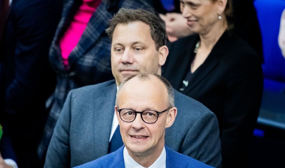 Sie haben nicht nichts, aber noch zu wenig geleistet: Bundeskanzler Friedrich Merz (vorn) und sein Vizekanzler Lars Klingbeil.