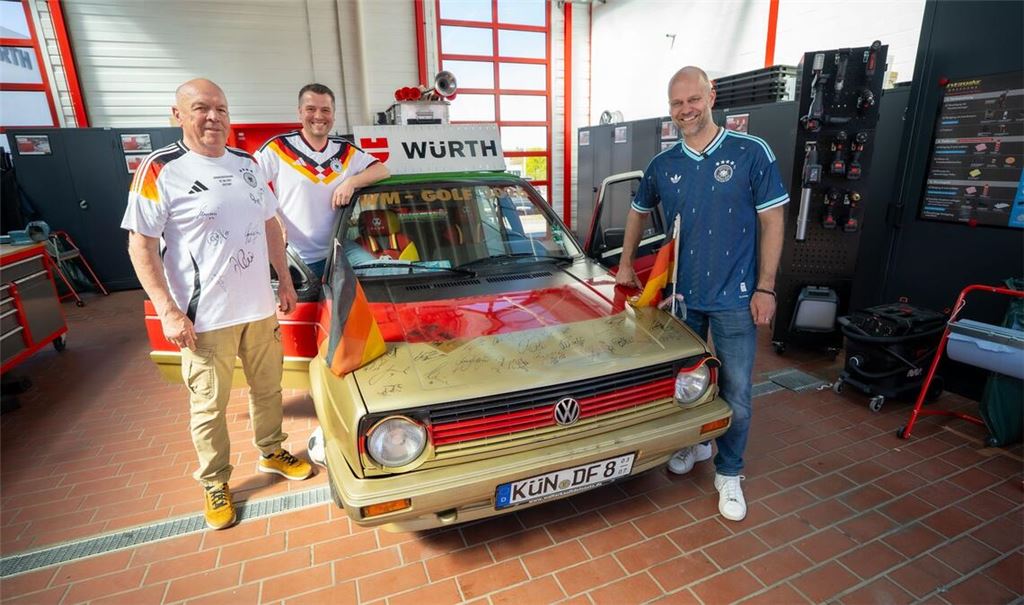 Sie haben schon die passenden Trikots, der Golf auch Tüv: Fabian Bergmann (rechts) mit Techniker Uwe Thom (links) und seinem Schwager Steffen Kurz.