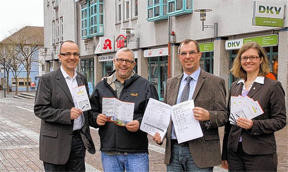 Sie hoffen auf eine starke Beteiligung der Bürger am Bevölkerungspanel, um ein Meinungsbild zu verschiedenen Fragen zu erhalten (v.li.): Der Mühlacker Citymanager Thomas Müller, Hans-Dieter Slobodkin, Vorsitzender von „Mühlacker aktiv“, Oberbürgermeister Frank Schneider und Anette Popp, die Wirtschaftsbeauftragte der Stadt. 