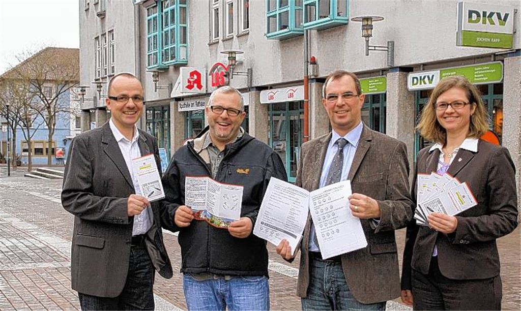 Sie hoffen auf eine starke Beteiligung der Bürger am Bevölkerungspanel, um ein Meinungsbild zu verschiedenen Fragen zu erhalten (v.li.): Der Mühlacker Citymanager Thomas Müller, Hans-Dieter Slobodkin, Vorsitzender von „Mühlacker aktiv“, Oberbürgermeister Frank Schneider und Anette Popp, die Wirtschaftsbeauftragte der Stadt. 