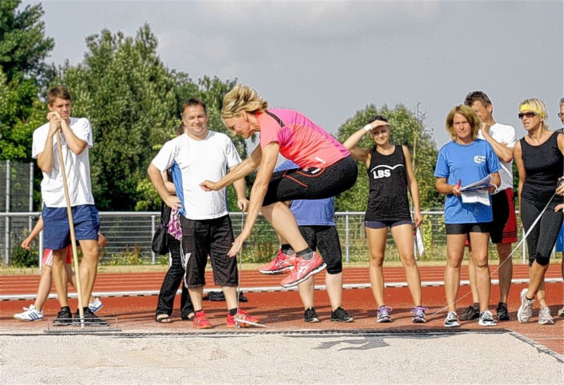Sie kann es immer noch: Olympiasiegerin Heike Drechsler beim Standweitsprung. Foto: Keller