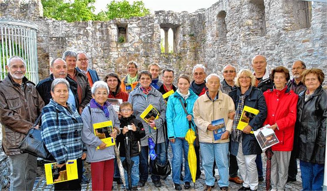 Sie kennen ihre Heimat: die Gewinner des Preisrätsels mit (v.li.) dem Schriftführer des Verschönerungsvereins, Ewald Scheytt, und dem Vorsitzenden Albrecht Münzmay.