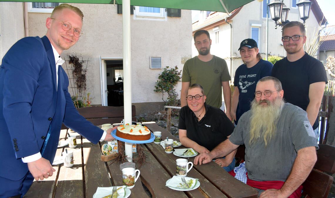 „Sie kochen den Kaffee, ich bringe den Kuchen mit!“: Im Rahmen seiner Kampagne ist der OB-Kandidat Paul Renner zu Gast bei der Familie Kärcher in Mühlhausen. Hier mangelt es der guten Stimmung zum Trotz nicht an brisanten Themen. Foto: Stahlfeld