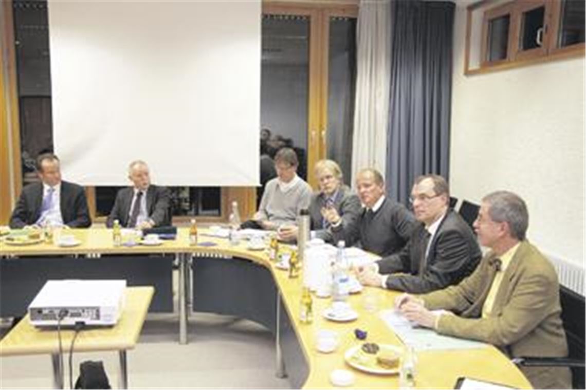 Sie nahmen unter anderem am Breitbandgipfel im Mühlacker Rathaus teil (v. li.): CDU-Bundestagsabgeordnete Gunther Krichbaum, Telekom-Vorstandsbeauftragter Ulrich Adams, Tiefbauchef Fritz Schick, Stadtwerke-Geschäftsführer Jürgen Meeh, Bürgermeister Winfried Abicht, Oberbürgermeister Frank Schneider und Landrat-Stellvertreter Wolfgang Herz. Foto: Franz