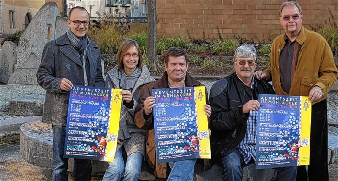 Sie präsentieren das vielseitige Adventsprogramm in der Stadt (v. li.): Citymanager Thomas Müller, Vhs-Leiterin Katja Rohloff, die Weihnachtsmarktorganisatoren Manfred Fisch und Frank Veit sowie Manfred Schmidt-Basler vom Lions Club Mühlacker. Foto: Sadler
