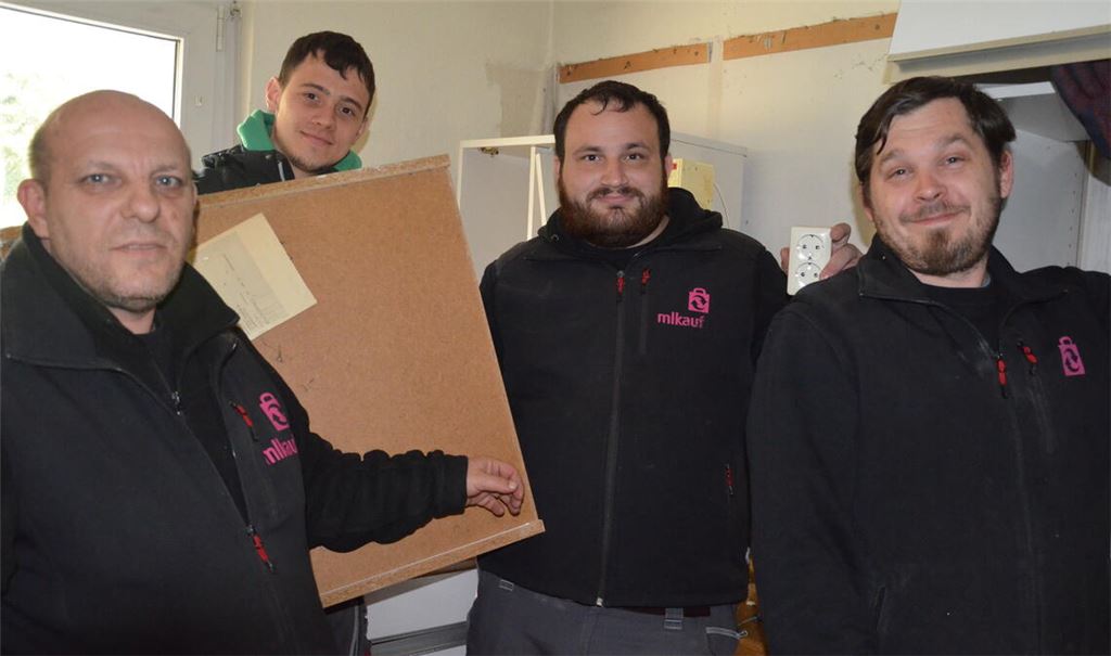 Sie scheuen sich nicht davor, kräftig anzupacken: das inklusive Entrümpelungsteam von „Miteinanderleben“ mit Mark Paar, Jan-Luca, René und Marcel (v. li.). Foto: Bischoff-Krappel